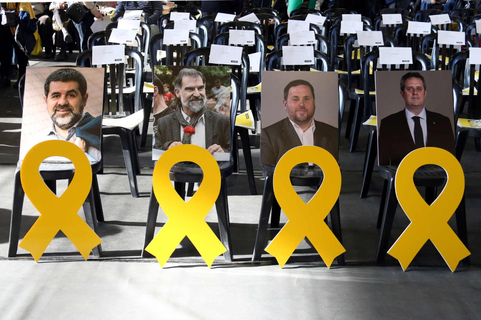 Empty seats and yellow ribbons in solidarity for jailed Catalan leaders (by ACN)